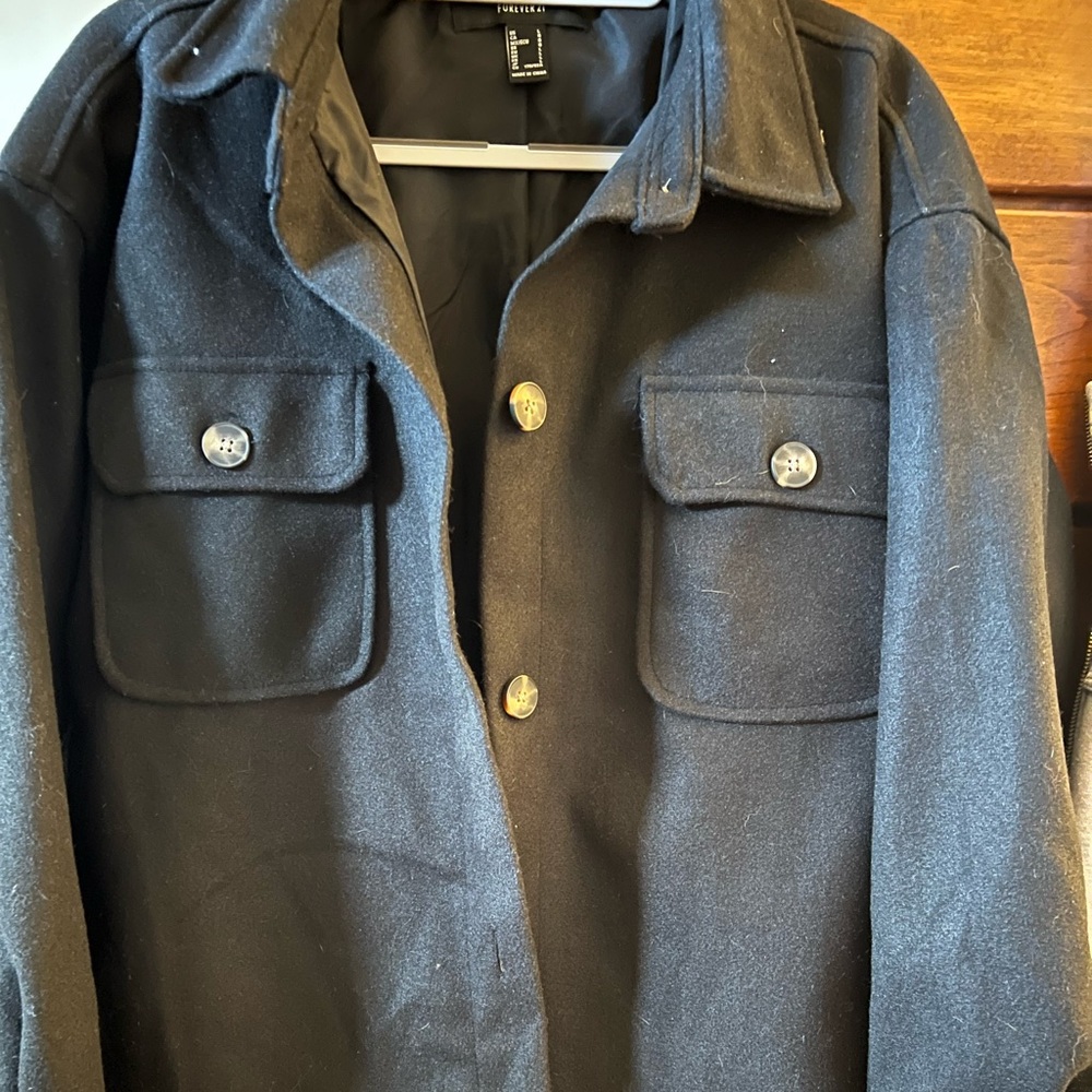 NWOT Forever 21 women’s Shacket size large in black.